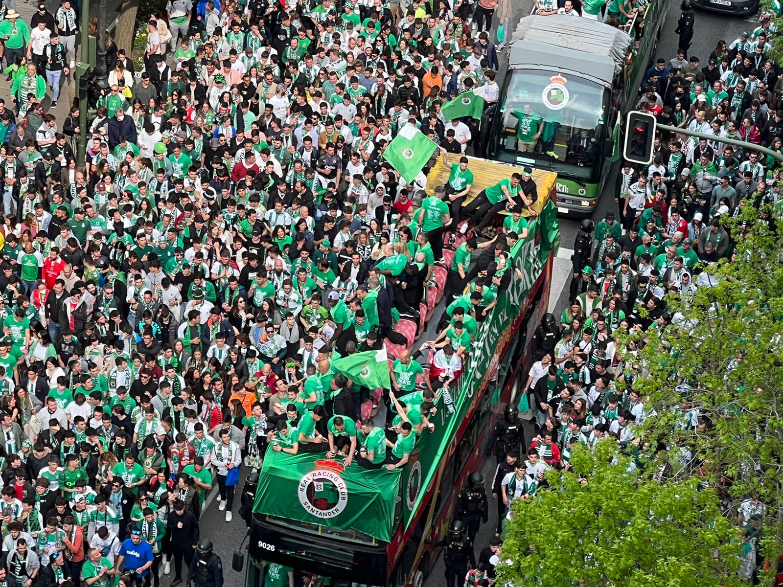 Los jugadores a su llegada al Ayuntamiento. 