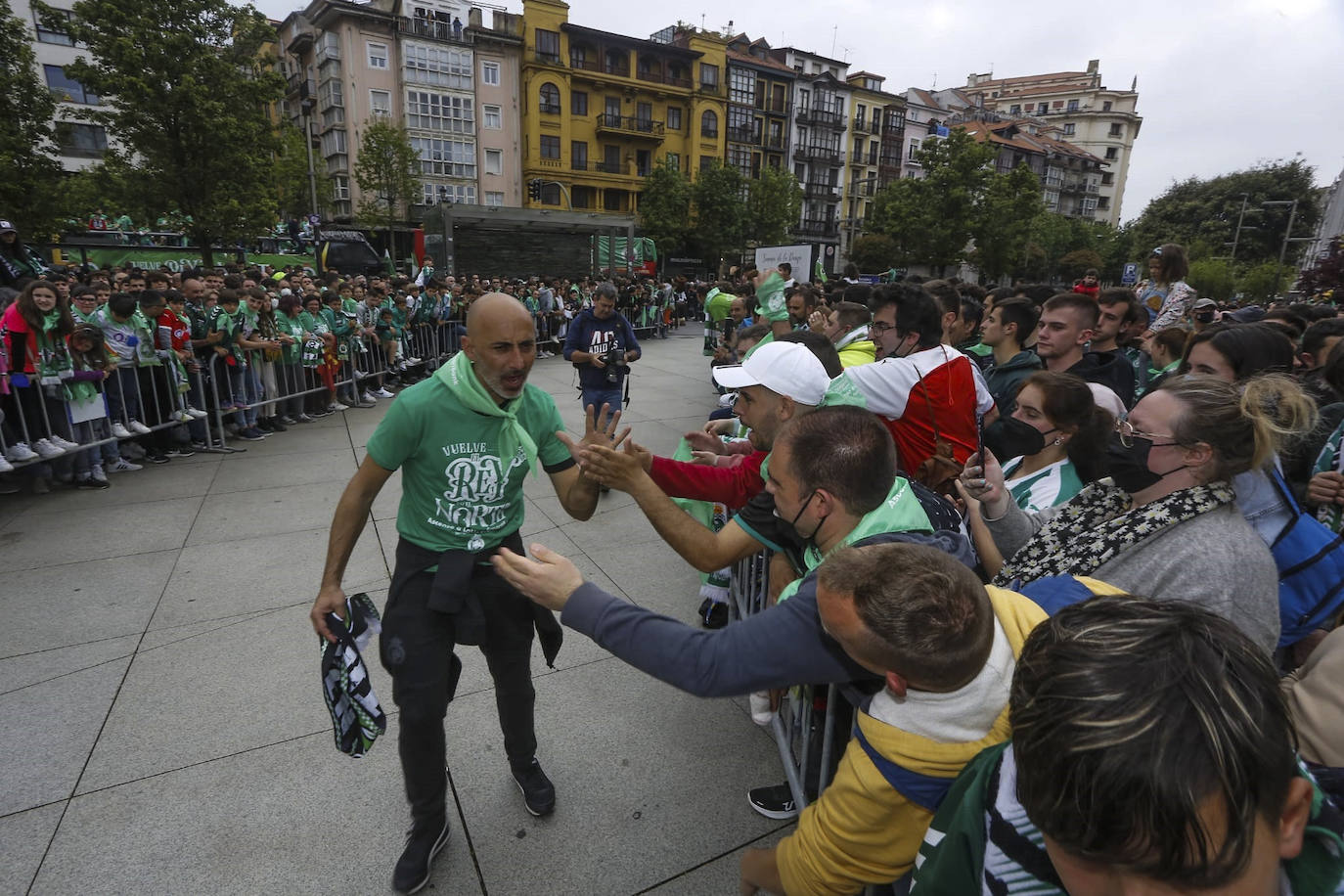 Una marea verdiblanca de aficionados recibe a los jugadores en el Ayuntamiento. 