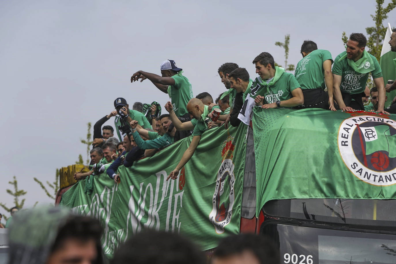 Una marea verdiblanca de aficionados recibe a los jugadores en el Ayuntamiento. 