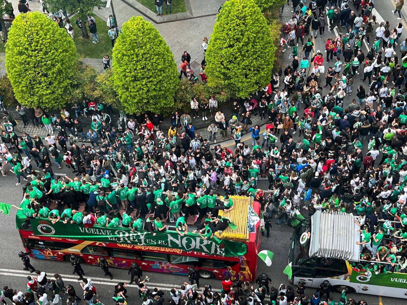 Los jugadores a su llegada al Ayuntamiento. 