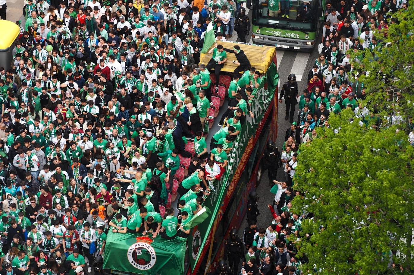 Los jugadores a su llegada al Ayuntamiento. 