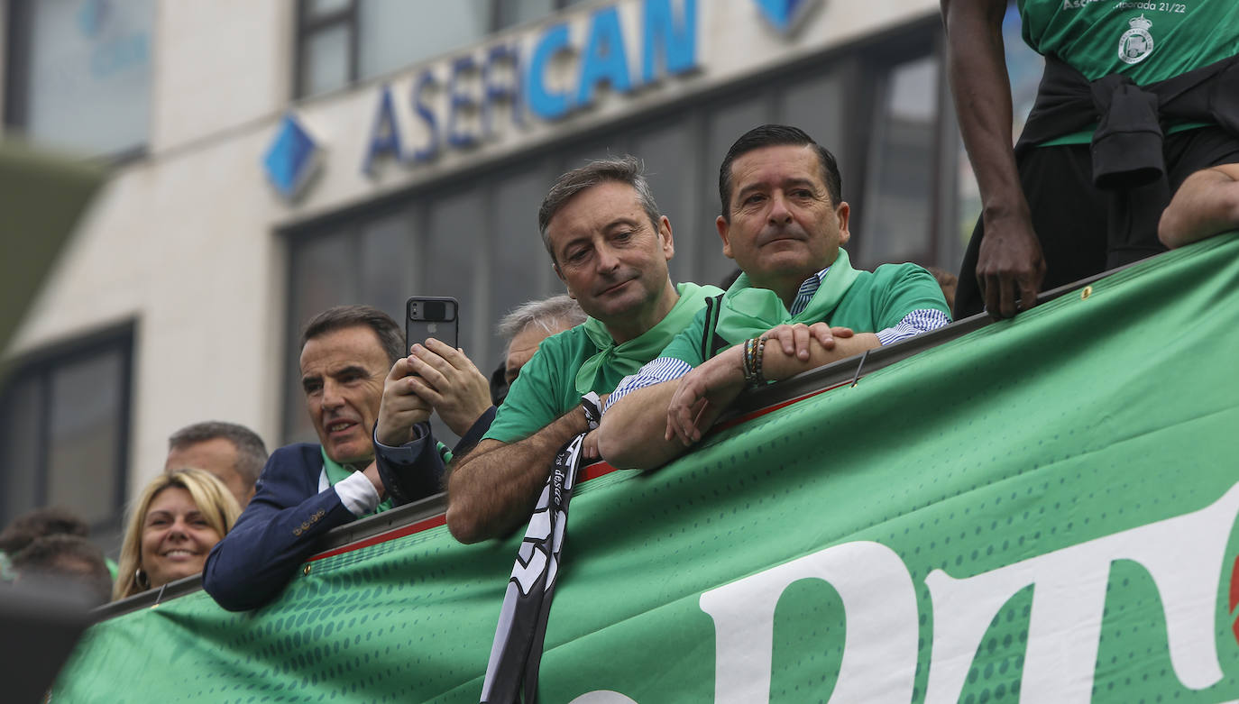 José Orizaola, médico del equipo, Alfredo Pérez, presidente del Racing y Pedro Ortiz, vicepresidente del club, en el autobús a su lllegada al Ayuntamiento. 