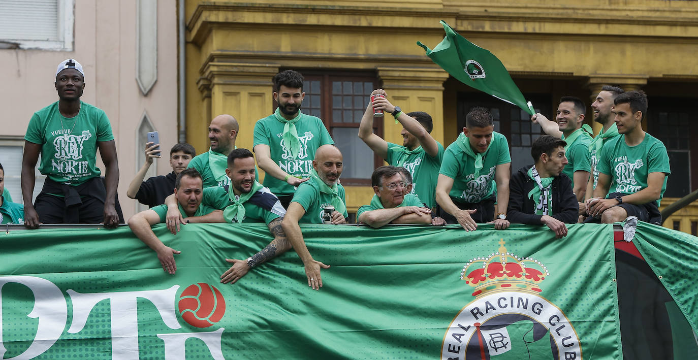 Los jugadores y el entrenador a su llegada al Ayuntamiento. 