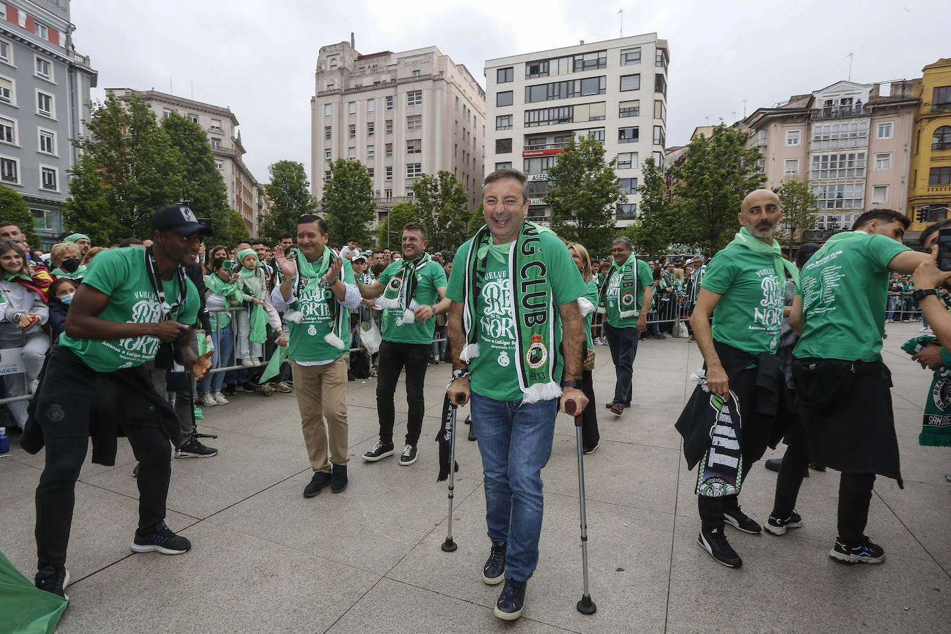 Alfredo Pérez, presidente del Racing, llega al Ayuntamiento junto a los jugadores. 