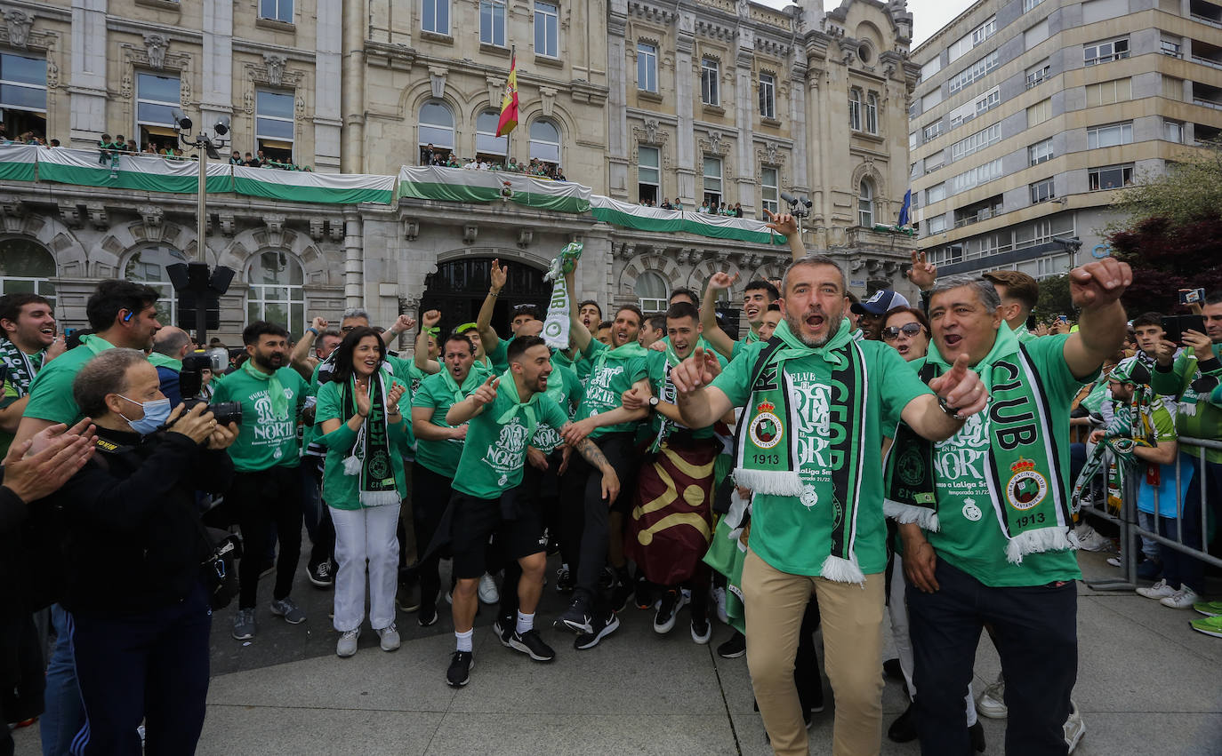 Los jugadores del Racing celebran el ascenso junto a Gema Igual, alcaldesa de Santander.