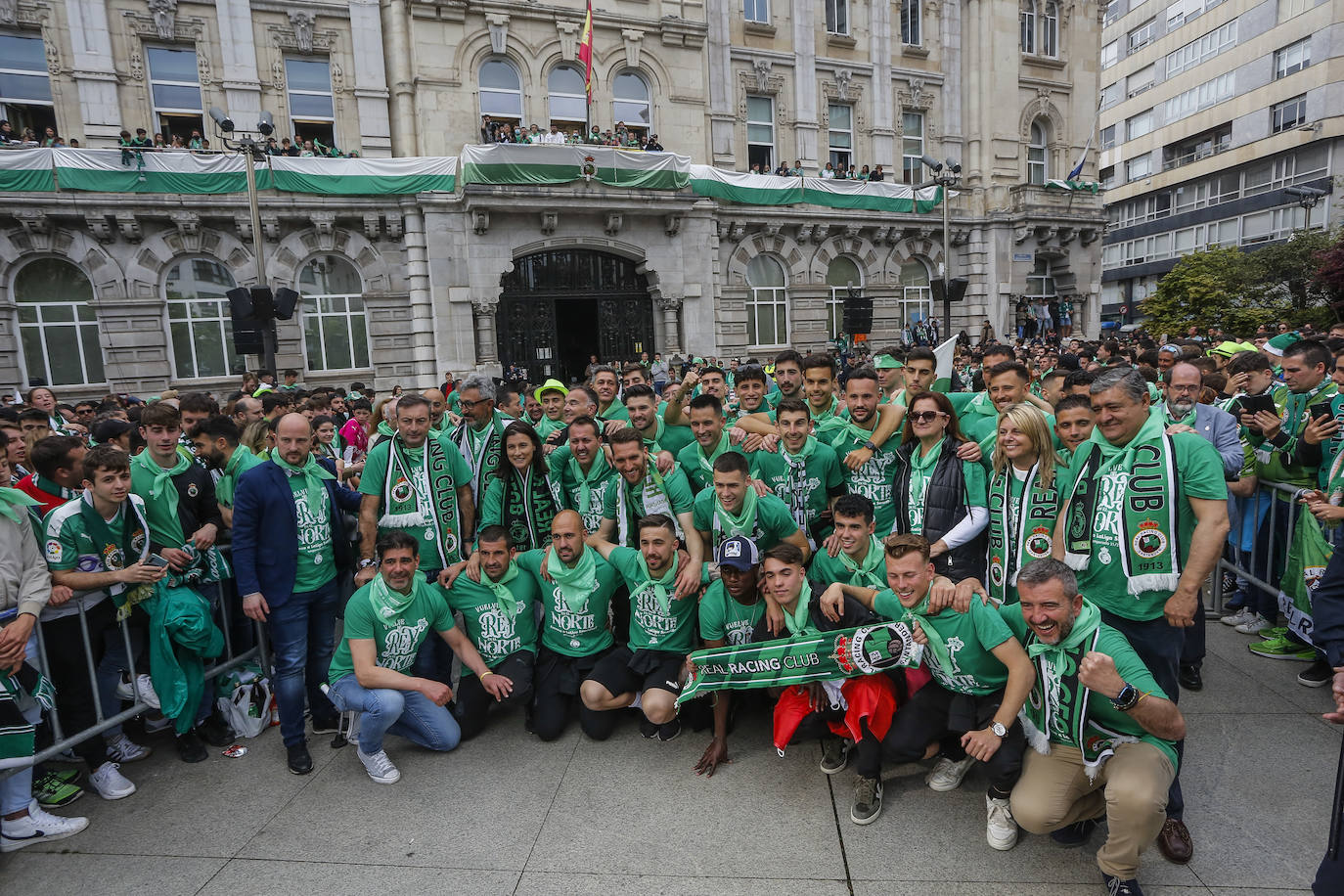 Todo el equipo del Racing posa junto a Gema Igual, alcaldesa de Santander. 