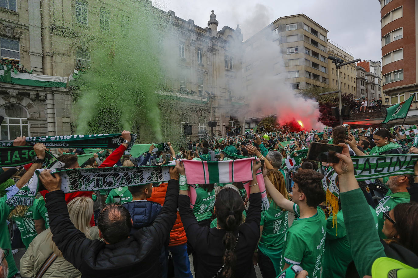 Los aficionados celebran el ascenso en la Plaza del Ayuntamiento. 