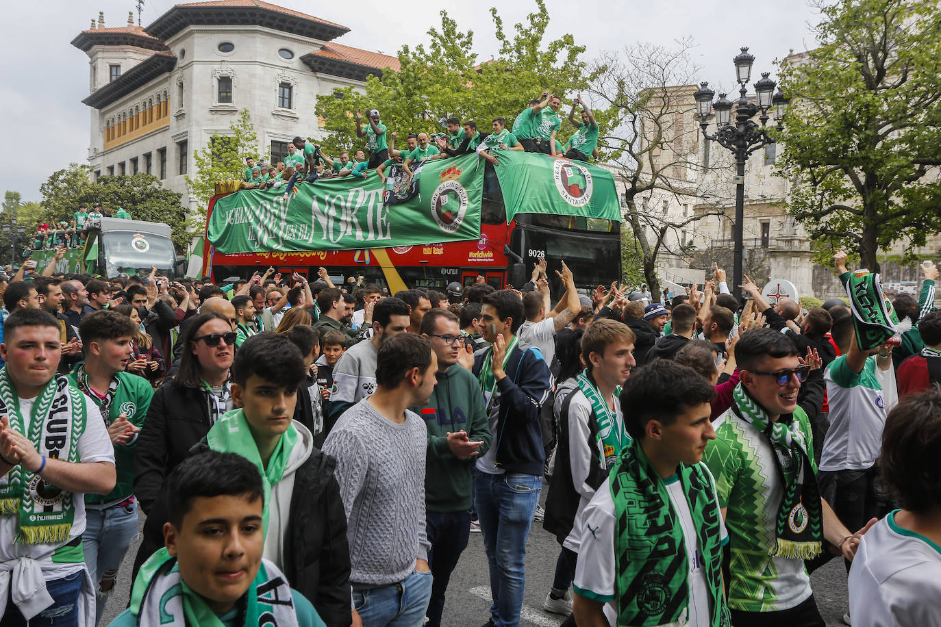 Los jugadores a su llegada al Ayuntamiento. 