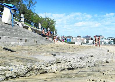 Imagen secundaria 1 - Arriba, una joven salta en el accidentado acceso a Los Peligros. Al lado, la entrada a la segunda playa de El Sardinero, descarnada. Y los restos vegetales entre las playas de Los Peligros y La Magdalena. 
