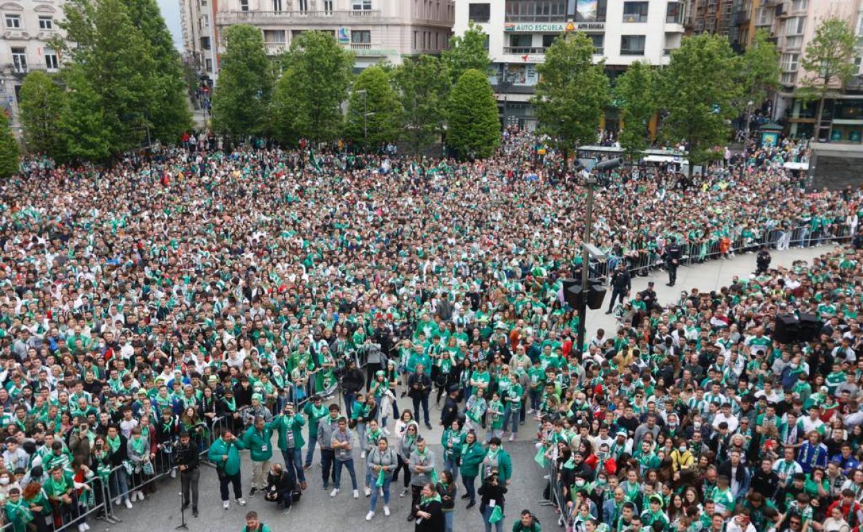 Los jugadores del Racing desde el balcón del Ayuntamiento de Santander mientras los aficionados les animan. 