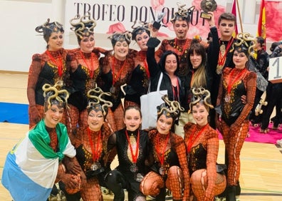 Imagen secundaria 1 - Oro y plata en Toledo para los grupos show de la Escuela de Patinaje Artístico de Laredo