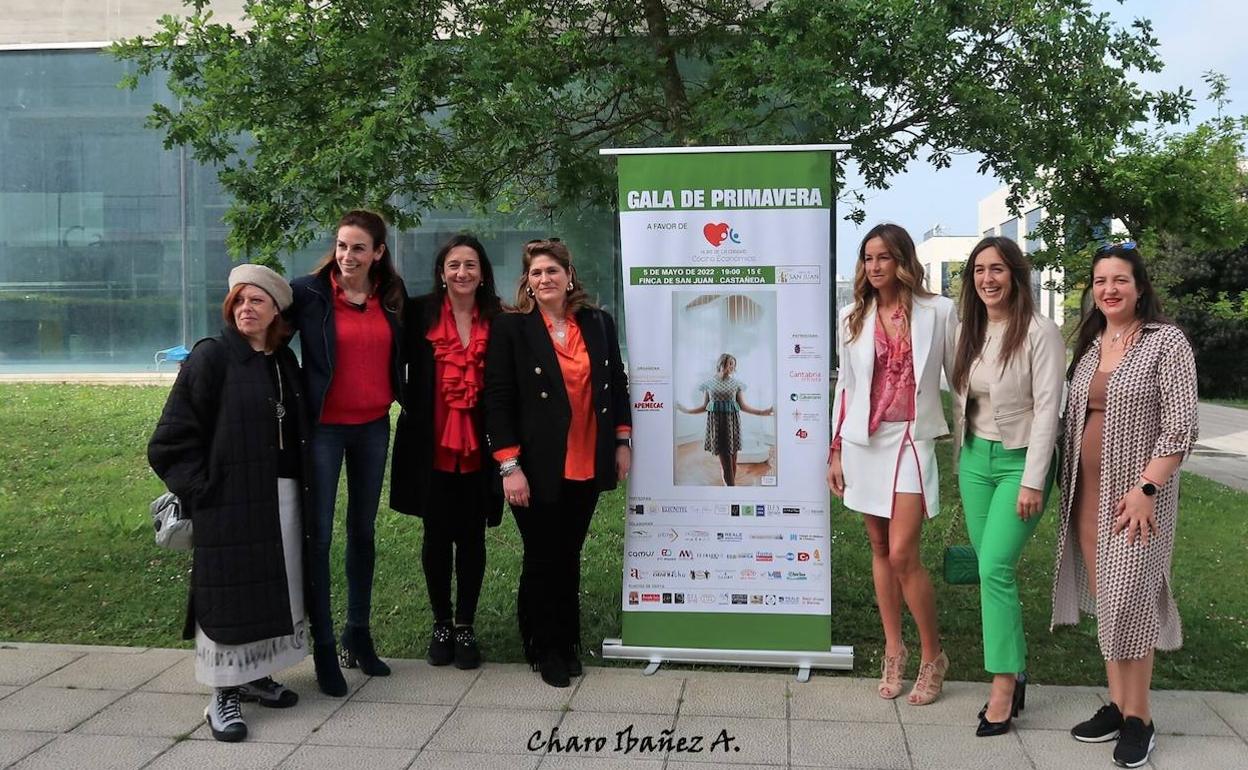 Organizadoras y participantes en la 'Gala Solidaria de Primavera' durante la presentación.