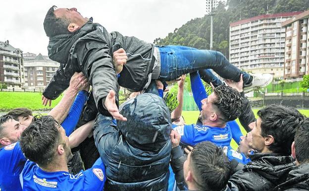 Imagen. Sesi Fernández, manteado por sus jugadores. 