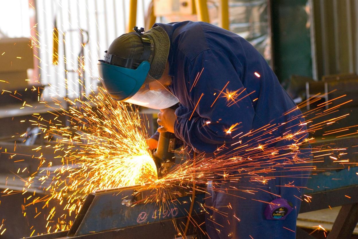 Trabajos de soldadura en una fábrica.