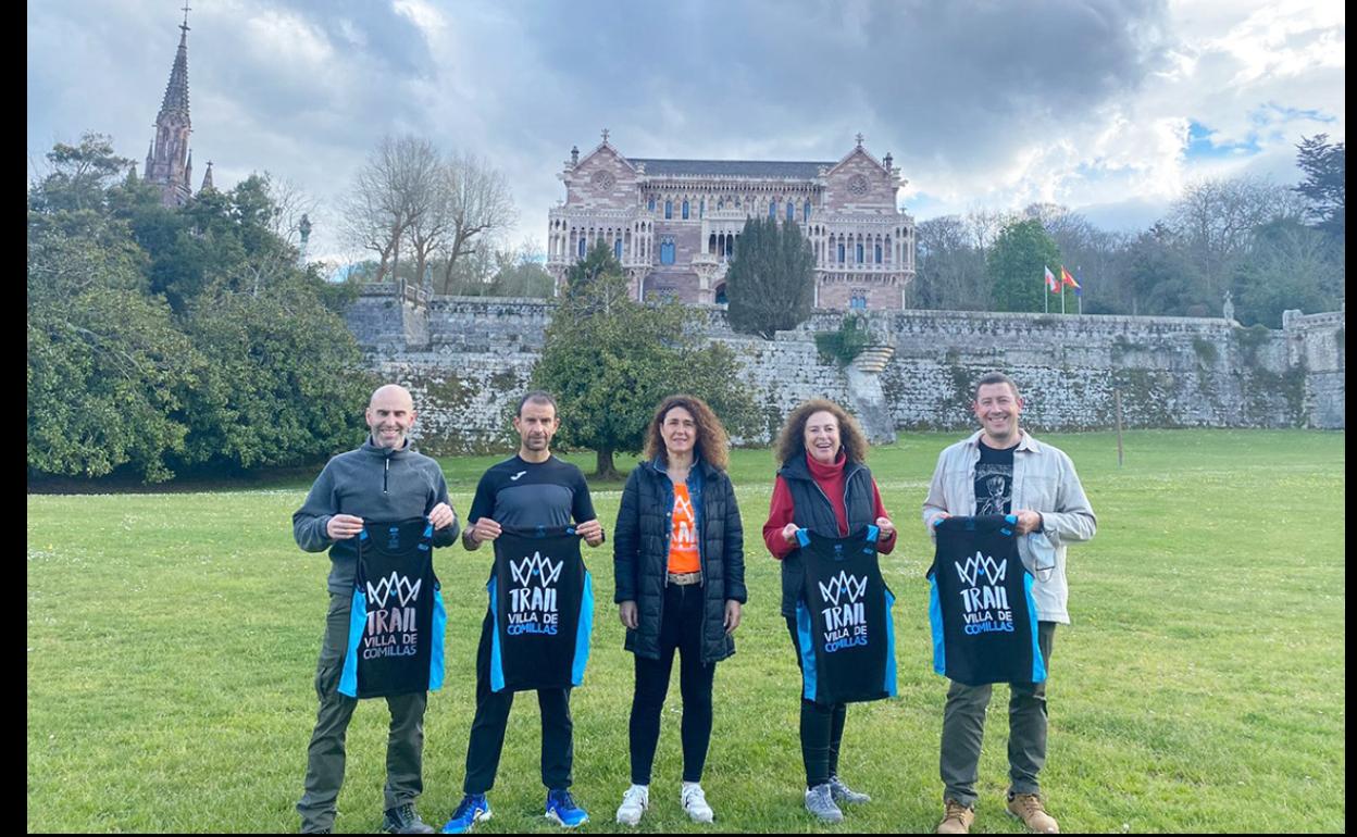 La alcaldesa, la concejala y organizadores del evento posan frente al Palacio de Sobrellano. 