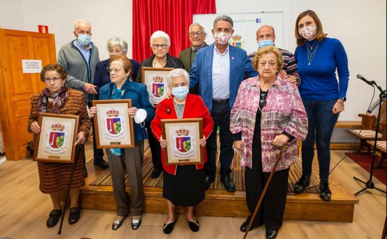 Autoridades y homenajeados en Bárcena de Pie de Concha.