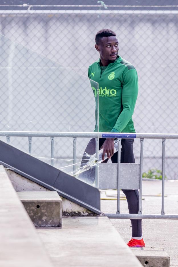 Patrick Soko, ayer durante el entrenamiento que el Racing llevó a cabo en las Instalaciones Nando Yosu de La Albericia.