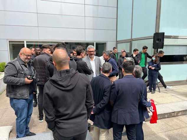 Los futbolistas del Racing, con el presidente y el vicepresidente en la sede del Gobierno