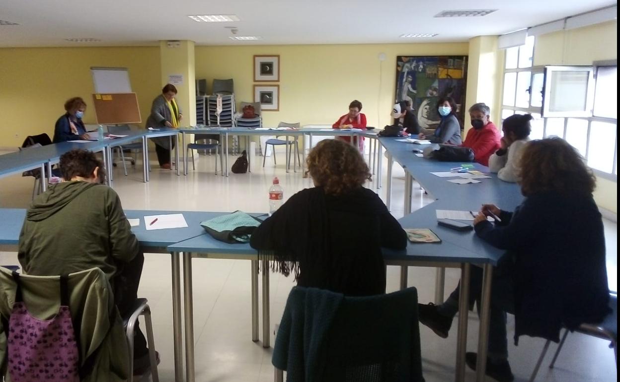 Participantes toman nota durante una sesión del programa en La Vidriera, en una imagen de archivo.