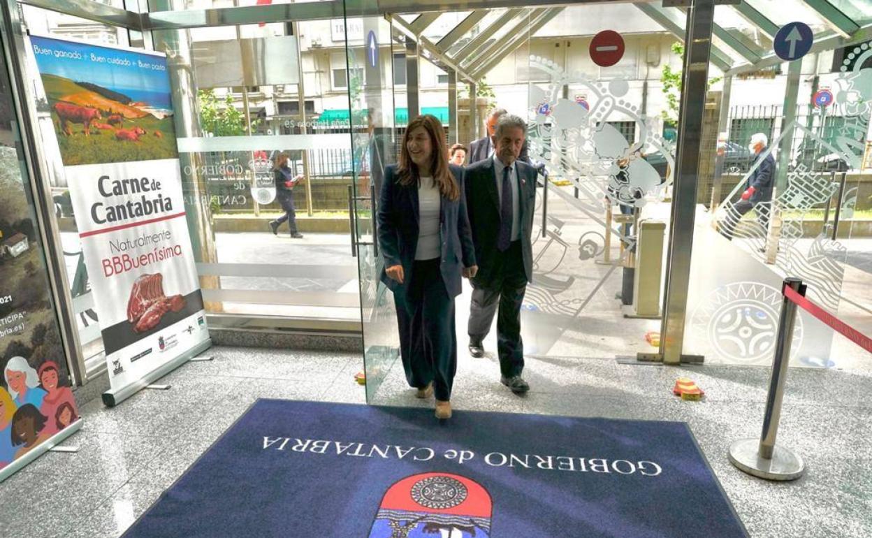 El presidente Revilla bajó al vestíbulo de la sede de Peña Herbosa a recibir a Buruaga. 