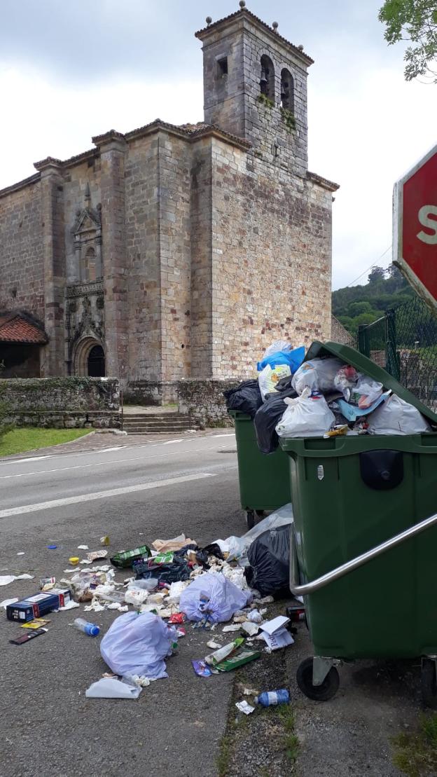 Estado del contenedor junto a la iglesia de Pámanes días atrás. 