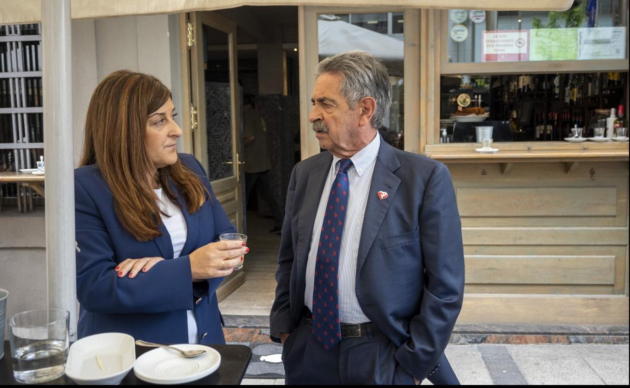 q Encuentro cordial. Buruaga y Revilla se tomaron un café en el bar que hay frente a la sede del Gobierno en Peña Herbosa antes de la cita