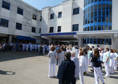 Imagen secundaria 1 - Movilización en el hospital de Laredo: «No queremos ser ciudadanos de segunda»