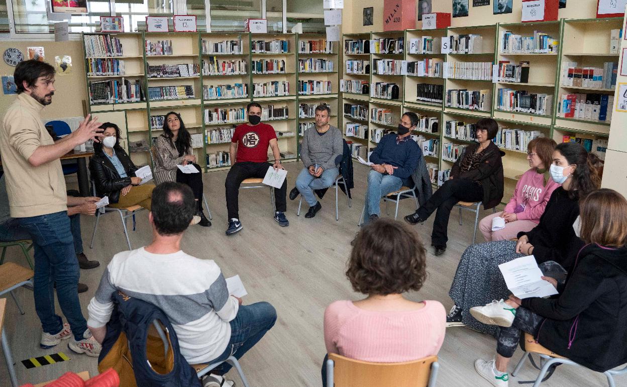 El actor, director y profesor del taller, Adrián Alonso Daza (izquierda), imparte una lección durante una de las clases, celebradas en el IES Muriedas (Camargo).