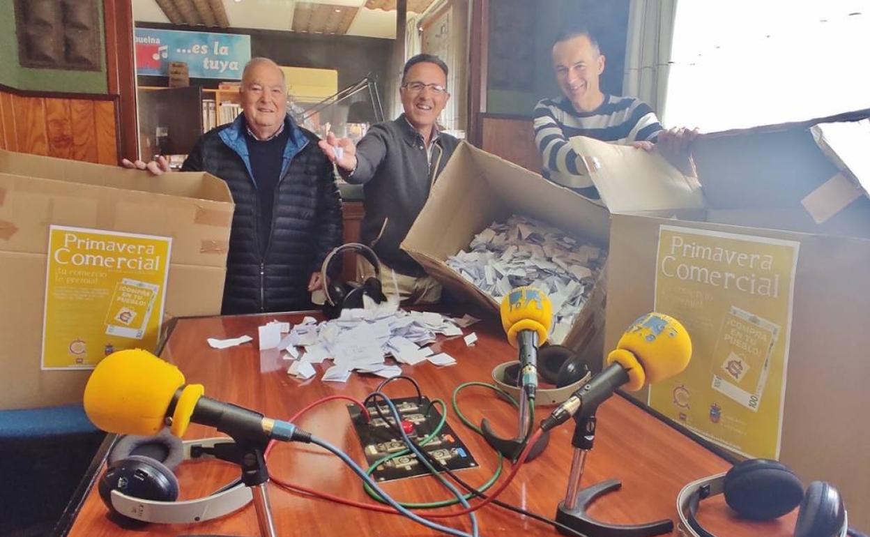 Directiva del comercio local en el sorteo de premios.