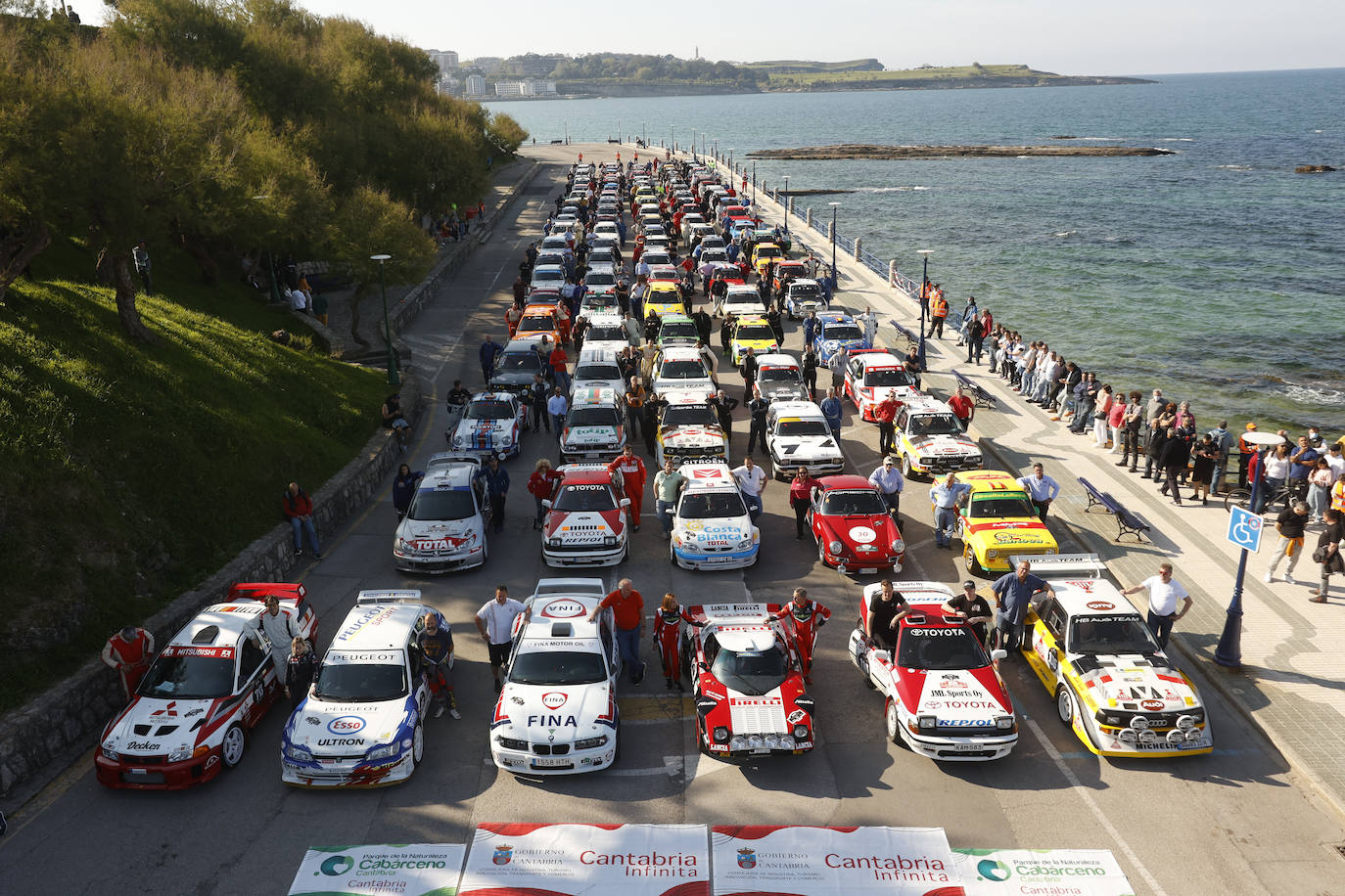 Foto oficial del Rally Festival Hoznayo con todos los vehículos participantes en el aparcamiento de la Playa de El Camello