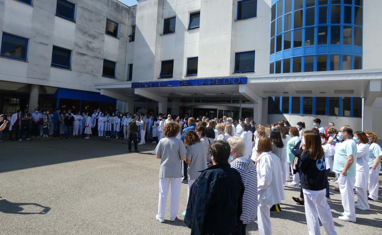 La escasez de profesionales para atender el Hospital Comarcal de Laredo está poniendo al límite la asistencia sanitaria 