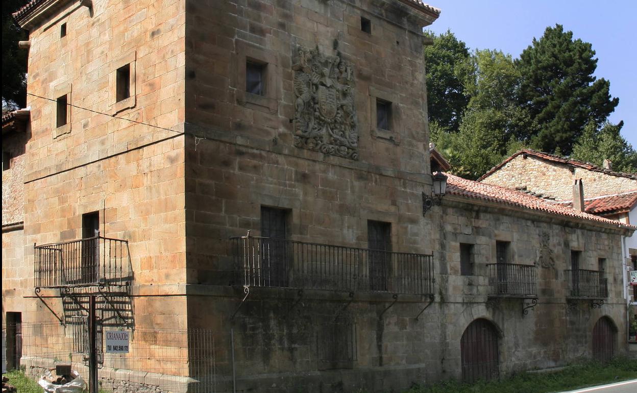 Casa-palacio señalada por su Hispania Nostra por su mal estado de conservación. Está ubicada en Alceda.