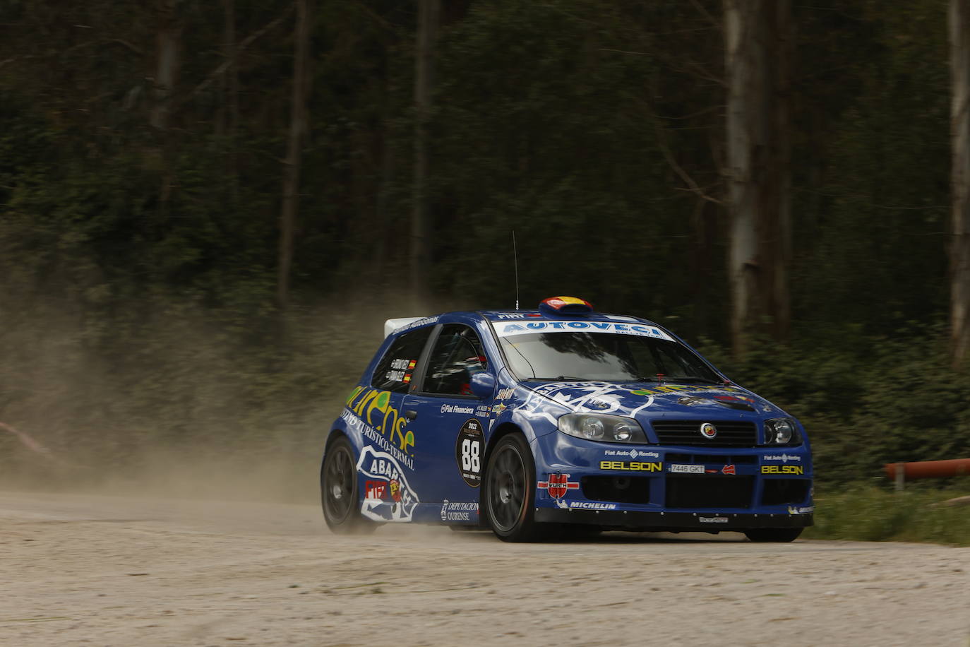 Bruno Veci porta en su Fiat Punto Súper 1600 la misma decoración que en su día llenaban los hermanos Vallejo cuando disputaron el Nacional de Rallies con este vehículo