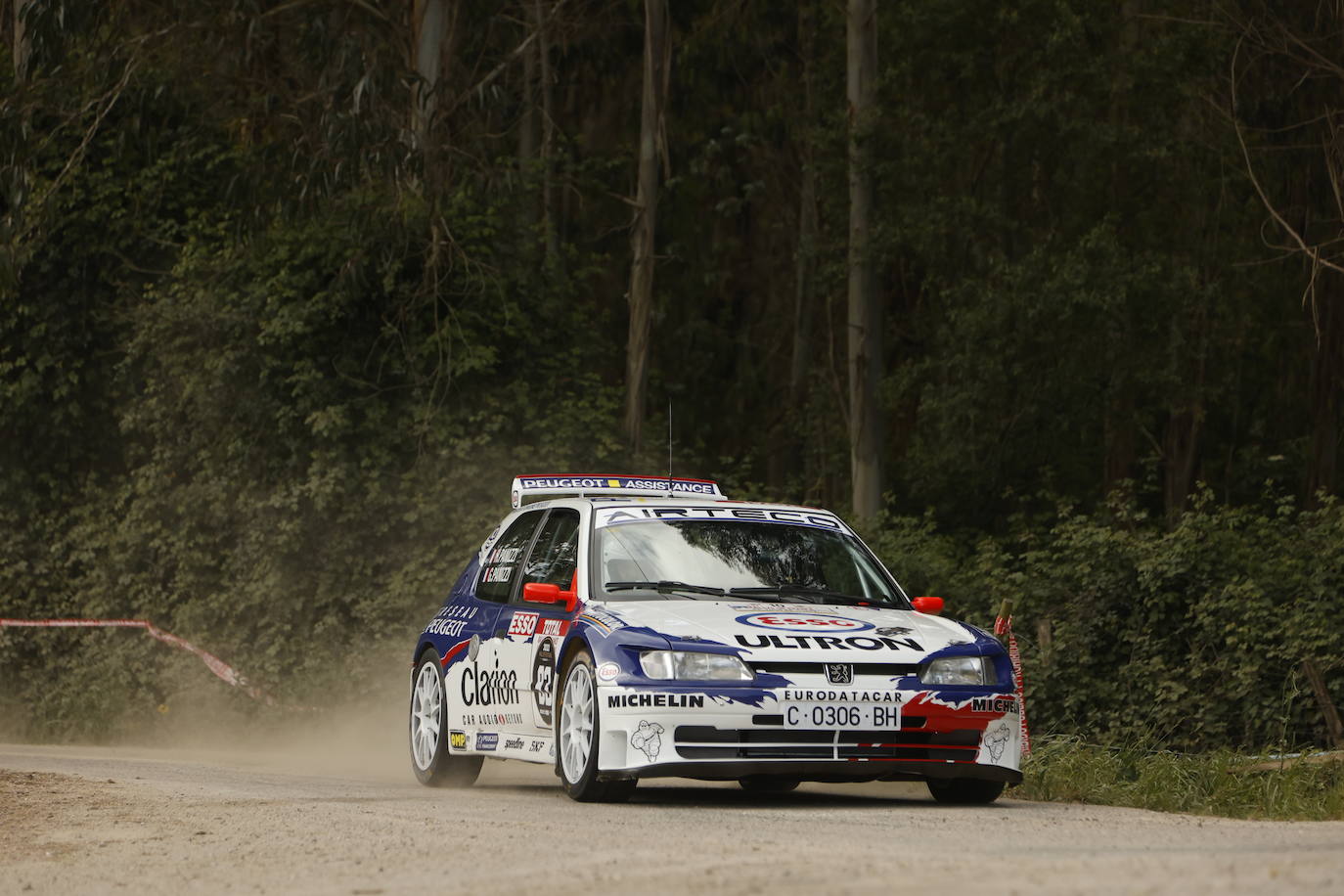 El Peugeot 306 Maxi es uno de los modelos mas aplaudidos en las especiales. En la foto Dario Garrido.