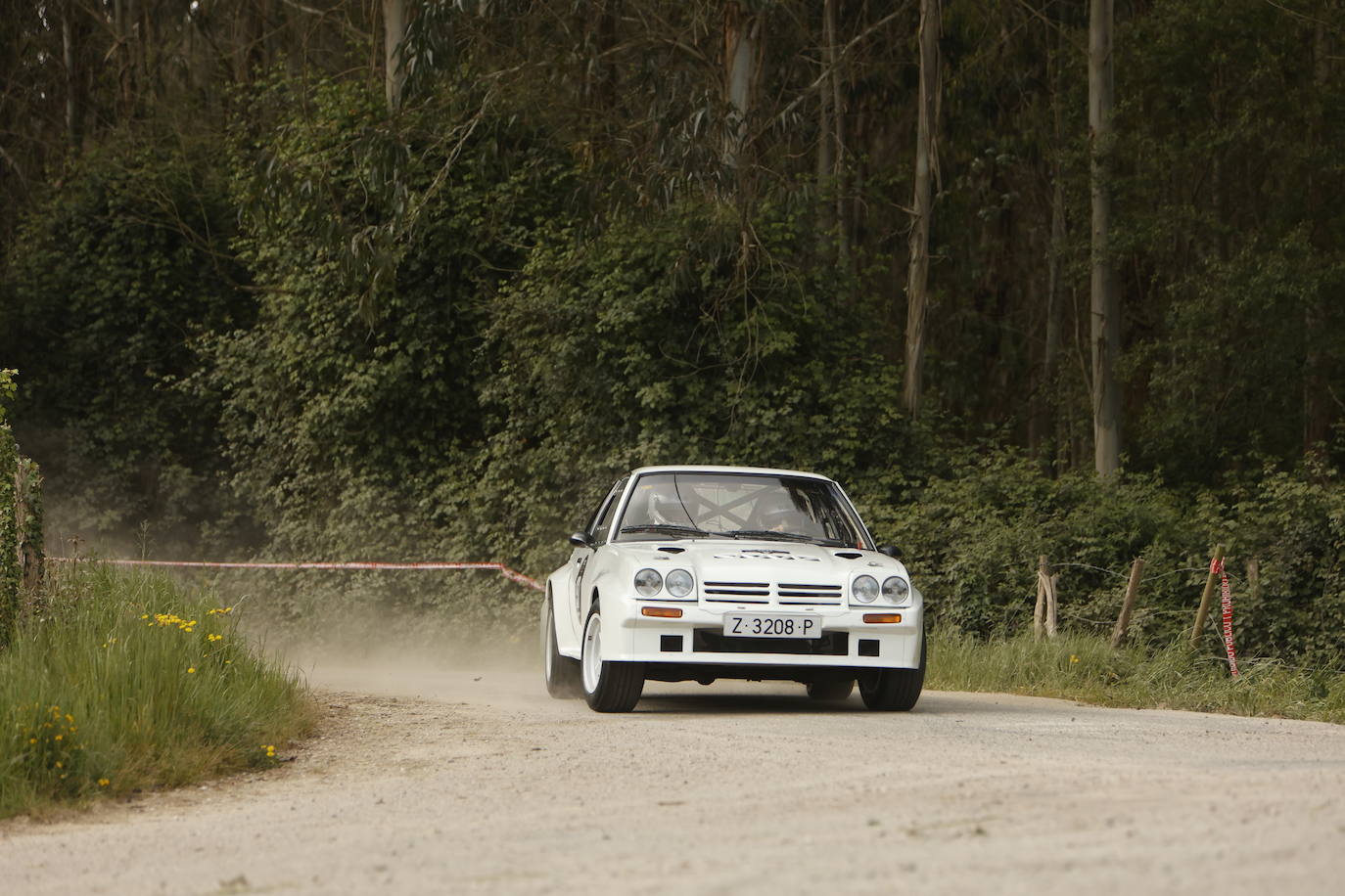 El cántabro Juan Manuel López Cagigal es uno de los pilotos que esta disfrutando de la prueba la volante de su Opel Manta 400.