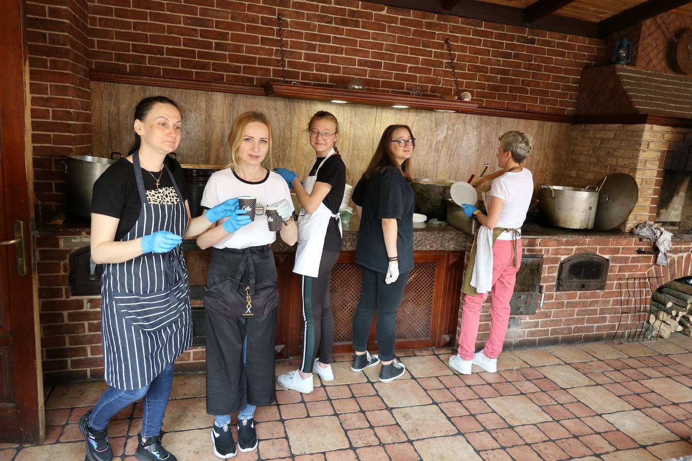 Un grupo de voluntarias, varias de ellas refugiadas, preparan cada día las comidas para sus compatriotas.