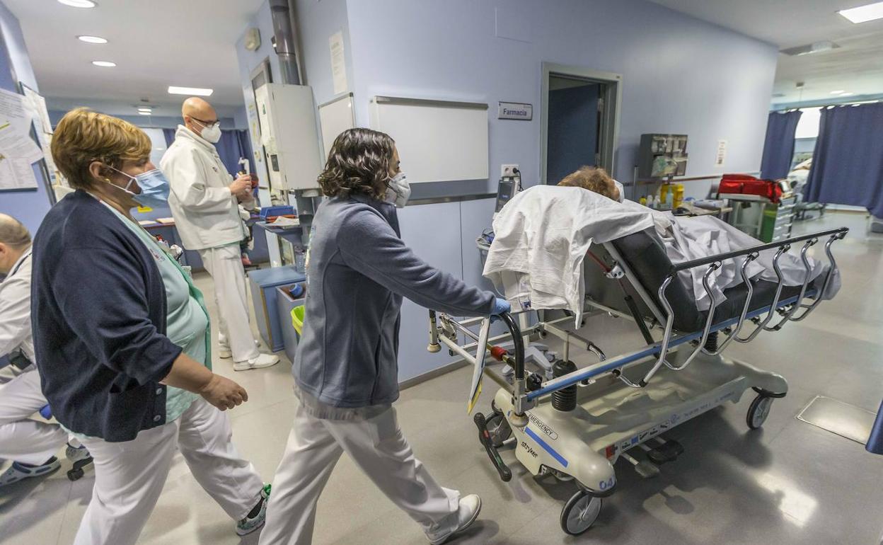 Entrada de una paciente al servicio de Urgencias del Hospital Valdecilla.