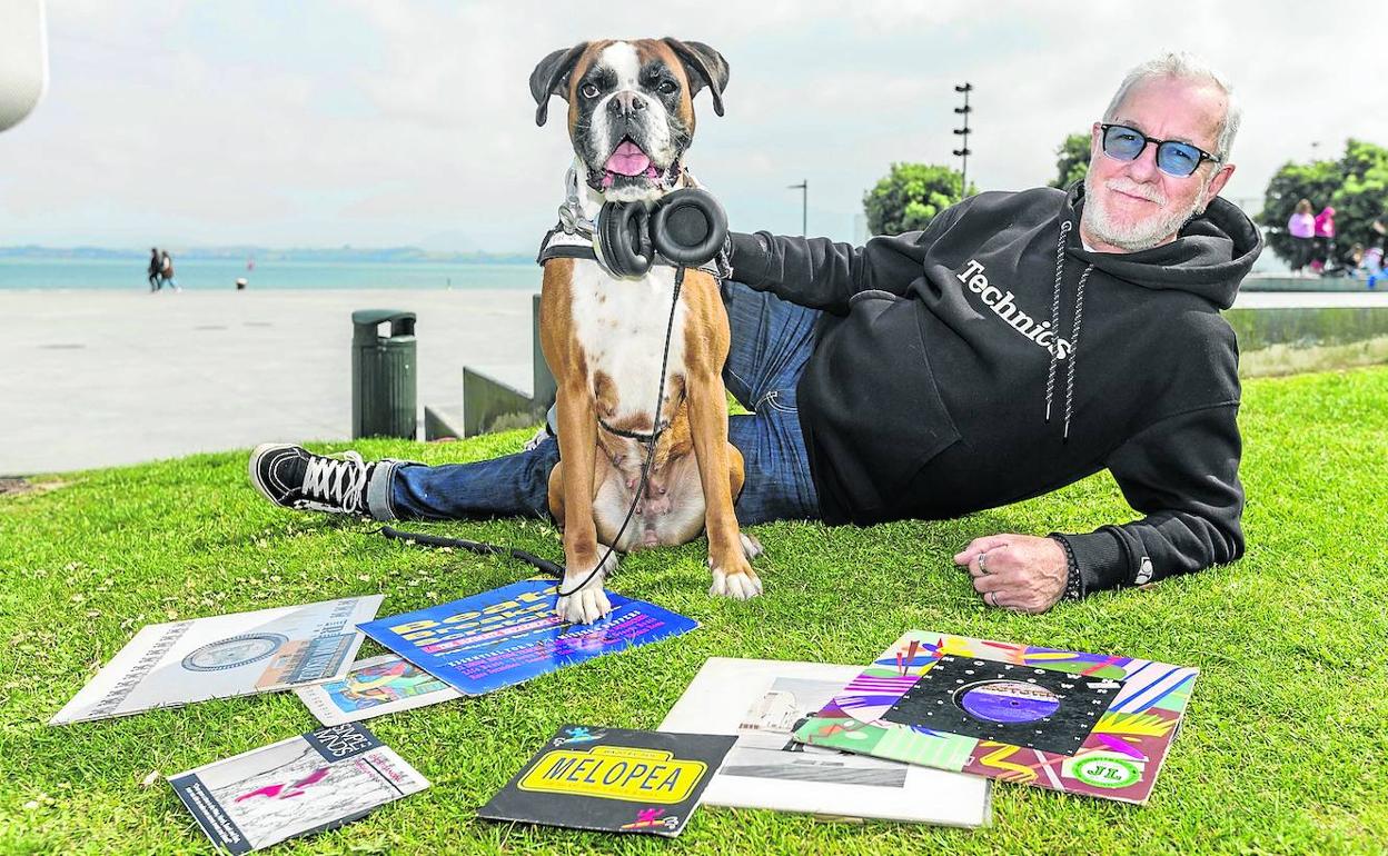 Hipólito Celis, Súper Poly DJ, posa con su perra, India, y su música ochentera en los Jardines de Pereda de Santander. 