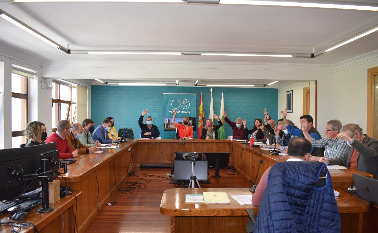 Momento de una de las votaciones durante el Pleno de este viernes en Piélagos.