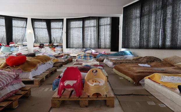 Imagen principal - Arriba: Dormitorio para refugiados en el Centro Venezia de Mukáchevo. Abajo La familia Marinko escapó hace dos semanas de los combates de la zona de Jersón.