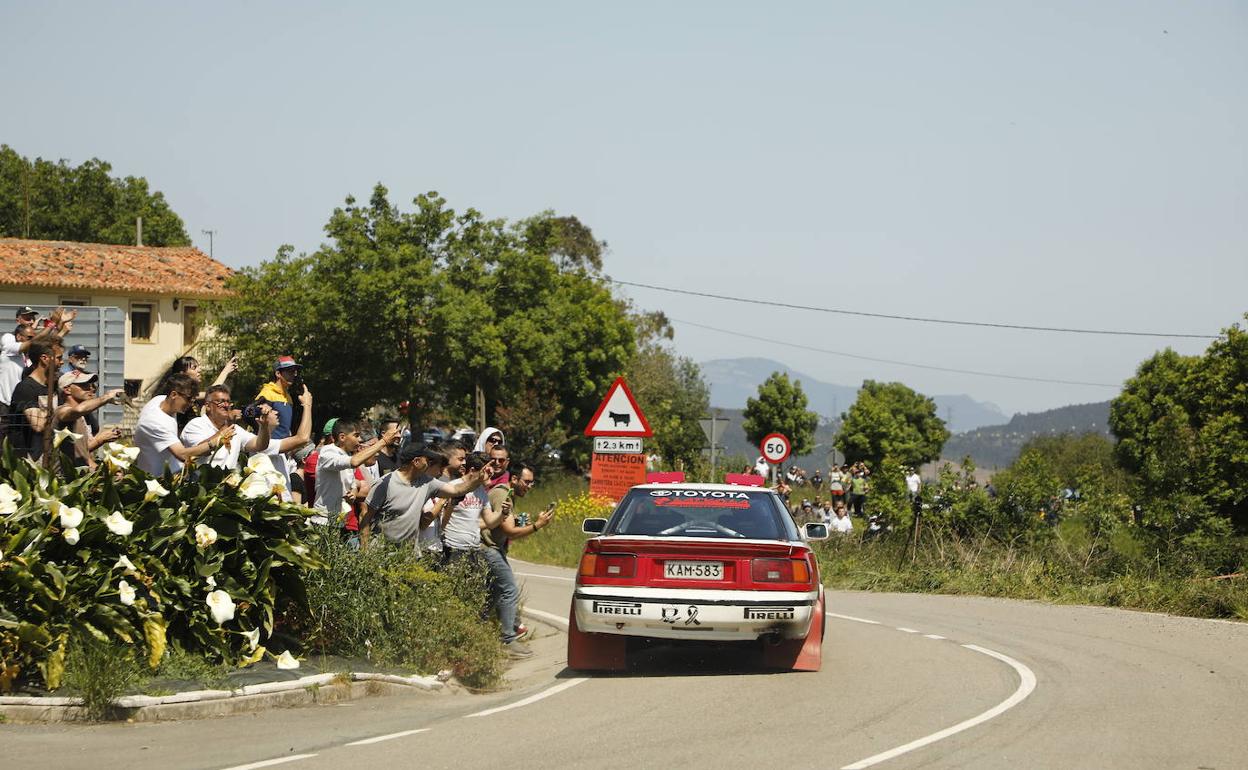 Latvala es aclamado por los aficionados a su paso por una de las especiales