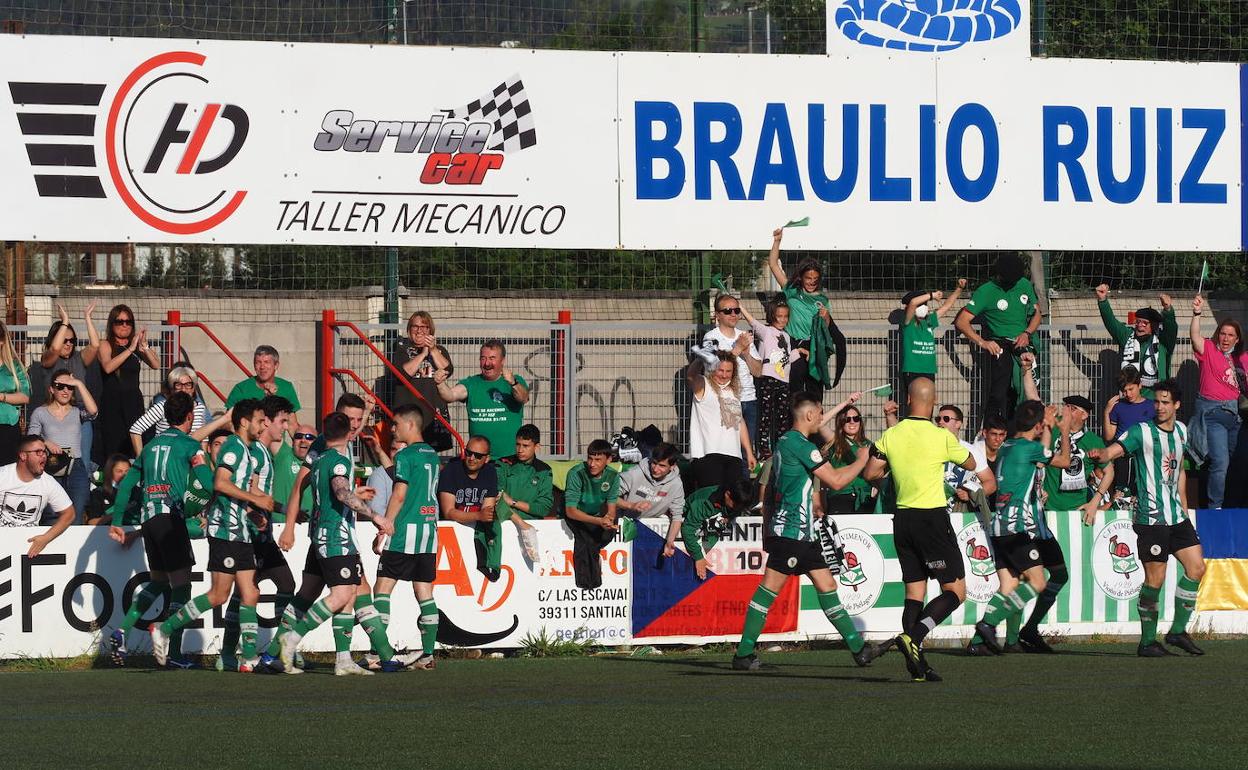 Los jugadores del Vimenor celebran su victoria ante el Torina en Tanos. sane