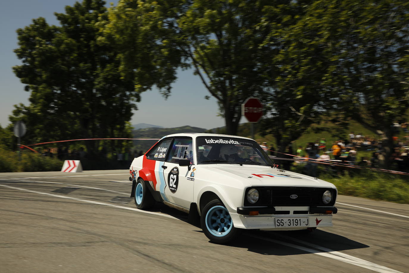 El asturiano Pablo López, al volante de su Ford Escort MK II, está haciendo disfrutar a los aficionados con su espectacular conducción