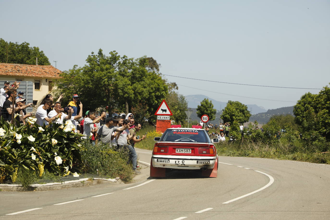 Latvala es aclamado por los aficionados a su paso por una de las especiales