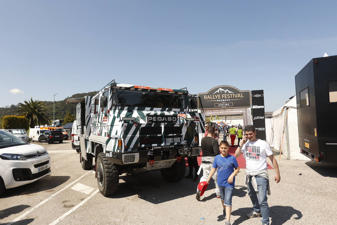 El Pegaso De Francisco Del Pozo, que junto al cántabro Gus Caro participaron este año en el Dakar, es uno de los vehículos más fotografiados en el Parque de asistencia