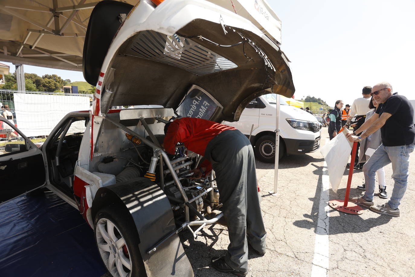 Los equipos de mecánicos aprovechan en la asistencia para poner los coches a punto