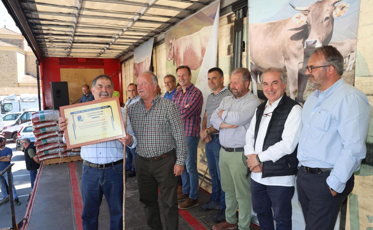 El ganadero Juan Antonio Gómez, de Cueva, recibió un emotivo homenaje 