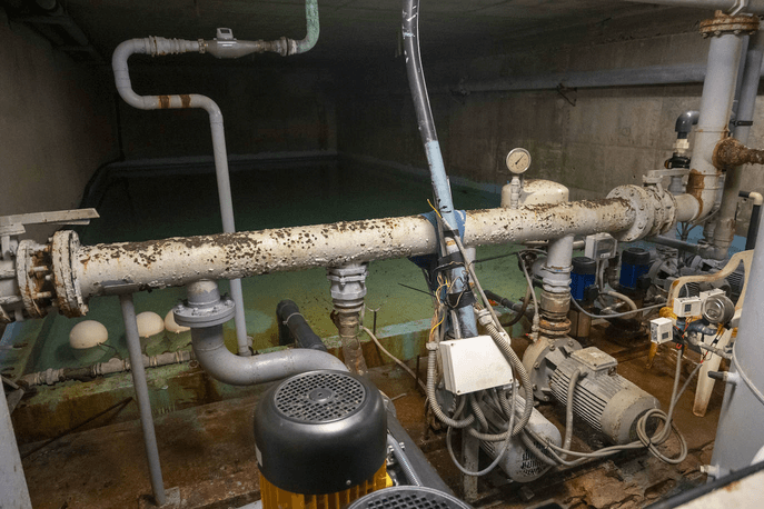 Asientos rotos de la tribuna de la zona oeste del estadio, focos, estación de bombeo y daños en la sala de calentamiento por la humedad.