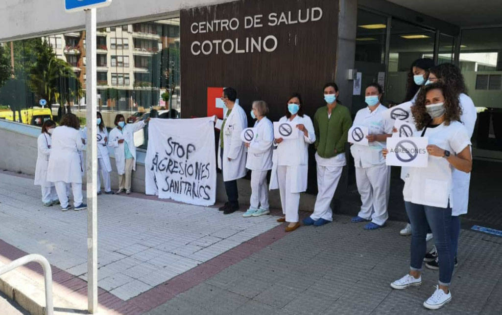 Con pancarta, en el centro de salud de Cotolino, en Castro Urdiales.