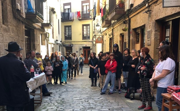 Imagen principal - Entregados los premios del II Concurso de dibujo al aire libre del IES Bernardino de Escalante